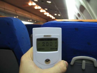 Уровень радиации в салоне самолета на высоте 10 000 метров превышает естественный в 10 раз